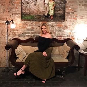 Stunning ANN TAYLOR Green Pleated Midi Skirt